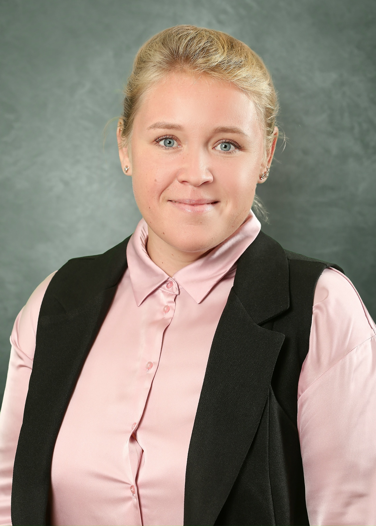 Учитель английского языка. Высшее образование.